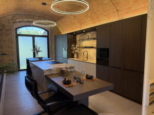 Cocina moderna a medida en showroom Matcuisines Biure Girona, diseño funcional y elegante.