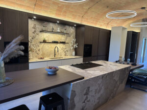 Cocina moderna a medida en showroom Matcuisines Biure Girona, diseño funcional y elegante.