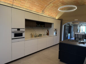 Cocina moderna a medida en showroom Matcuisines Biure Girona, diseño funcional y elegante.