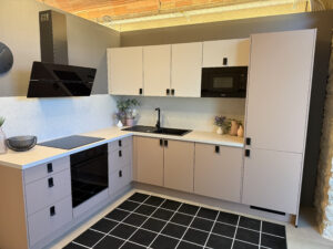 Cocina moderna a medida en showroom Matcuisines Biure Girona, diseño funcional y elegante.
