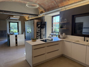 Cocina moderna a medida en showroom Matcuisines Biure Girona, diseño funcional y elegante.