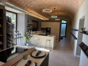 Cocina moderna a medida en showroom Matcuisines Biure Girona, diseño funcional y elegante.