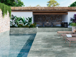 Piscina y terraza revestida con cerámica Navarti modelo Sagano Esmeralda en Matcarrelage